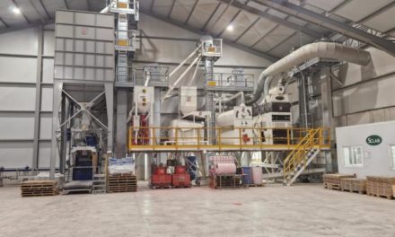 Rincón destaca el papel clave de las cooperativas como motor del medio rural en su visita a la SCLAB de Barbastro