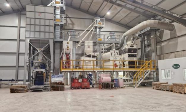 Rincón destaca el papel clave de las cooperativas como motor del medio rural en su visita a la SCLAB de Barbastro