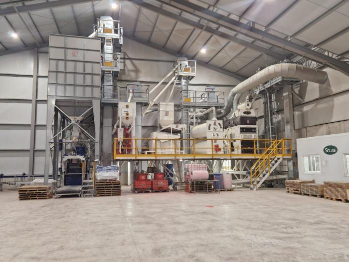 Rincón destaca el papel clave de las cooperativas como motor del medio rural en su visita a la SCLAB de Barbastro