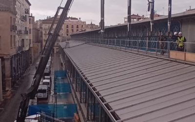LLega la fase decisiva del cerramiento del Mercado Central tras la colocación exitosa del primer ventanal