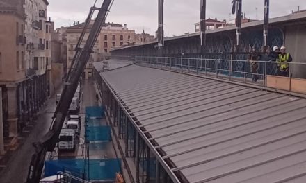 LLega la fase decisiva del cerramiento del Mercado Central tras la colocación exitosa del primer ventanal