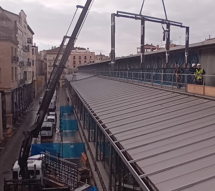 LLega la fase decisiva del cerramiento del Mercado Central tras la colocación exitosa del primer ventanal