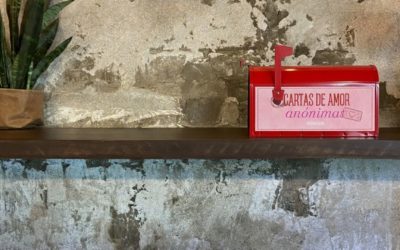 Nómada instala un buzón rojo para cartas de amor anónimas