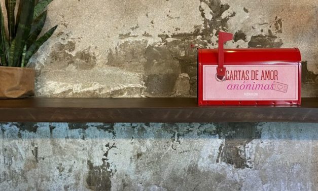 Nómada instala un buzón rojo para cartas de amor anónimas