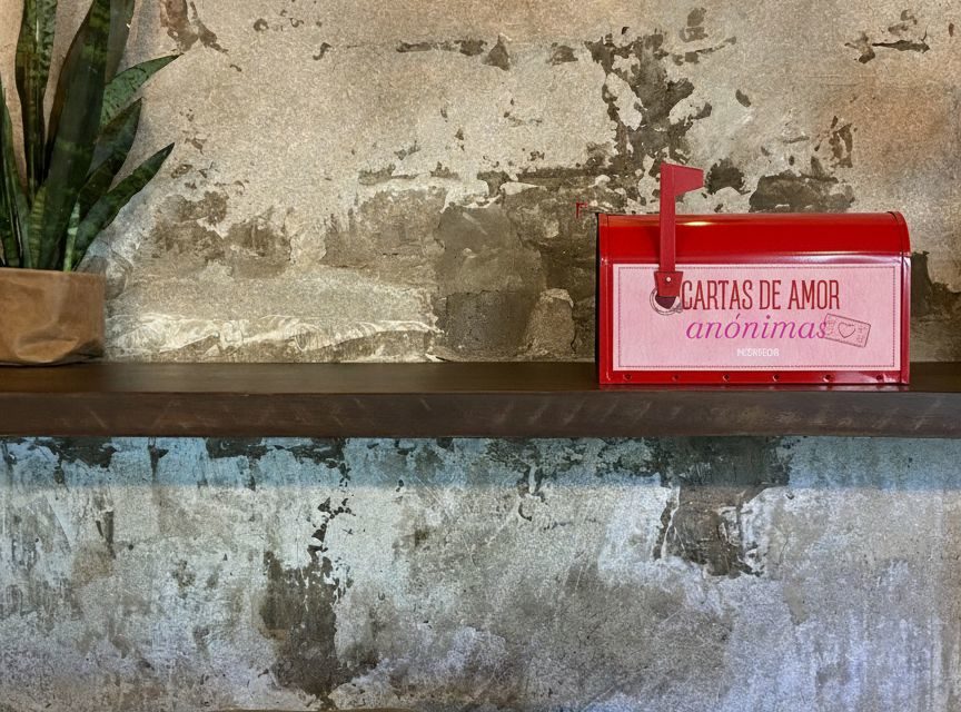 Nómada instala un buzón rojo para cartas de amor anónimas