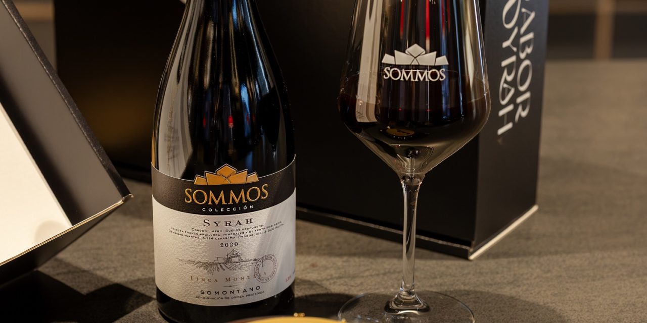 El vino de bodega Sommos, protagonista de la nueva tarta Sacher con S de Syrah de Lapaca