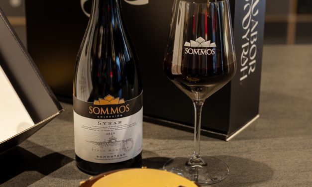 El vino de bodega Sommos, protagonista de la nueva tarta Sacher con S de Syrah de Lapaca
