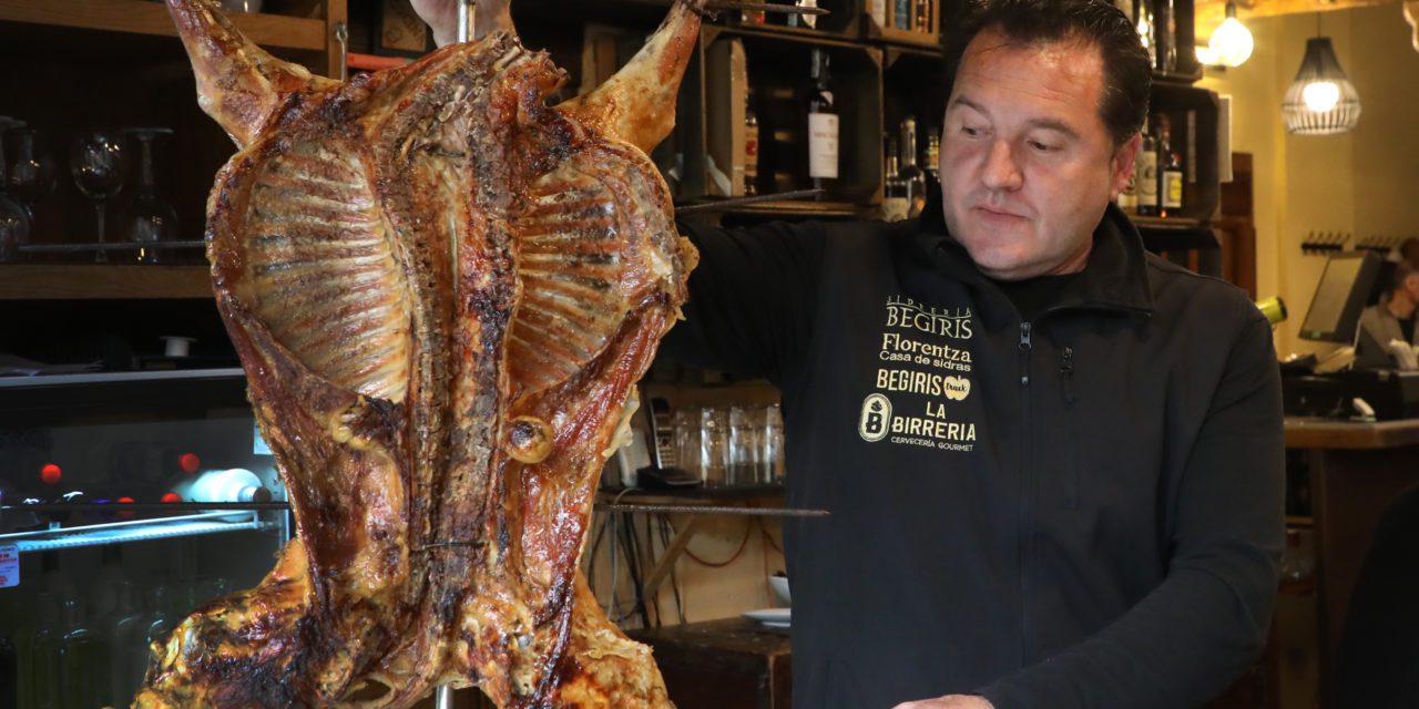 Sidrería Begiris propone su espeto de cordero lechal