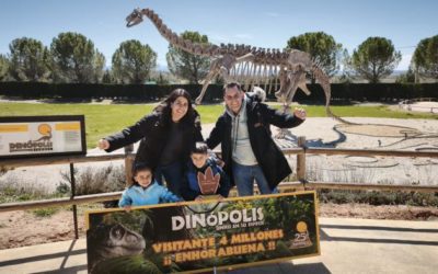 Dinópolis alcanza su visitante 4 millones y lo premia regalándole su viaje soñado