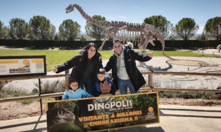 Dinópolis alcanza su visitante 4 millones y lo premia regalándole su viaje soñado