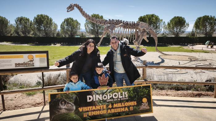 Dinópolis alcanza su visitante 4 millones y lo premia regalándole su viaje soñado