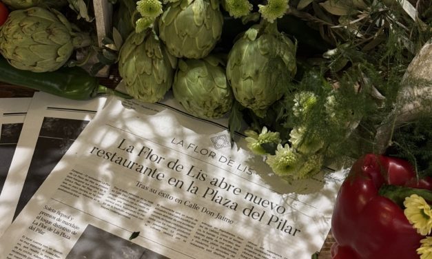La cantante zaragozana Begut inaugura La Flor de Lis de la plaza del Pilar