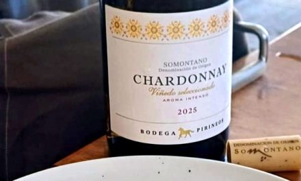Mar y montaña: el Chardonnay de Bodega Pirineos conquista la ruta del Atún de Zahara