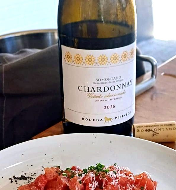 Mar y montaña: el Chardonnay de Bodega Pirineos conquista la ruta del Atún de Zahara