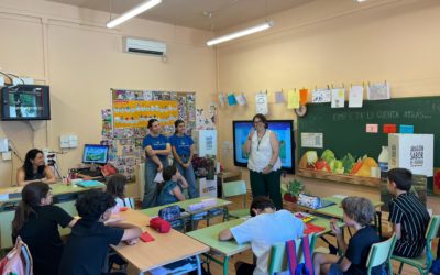 Arancha Simón participa en un taller escolar para acercar la fruta de Aragón y los hábitos saludables a los más pequeños