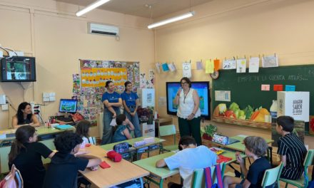 Arancha Simón participa en un taller escolar para acercar la fruta de Aragón y los hábitos saludables a los más pequeños