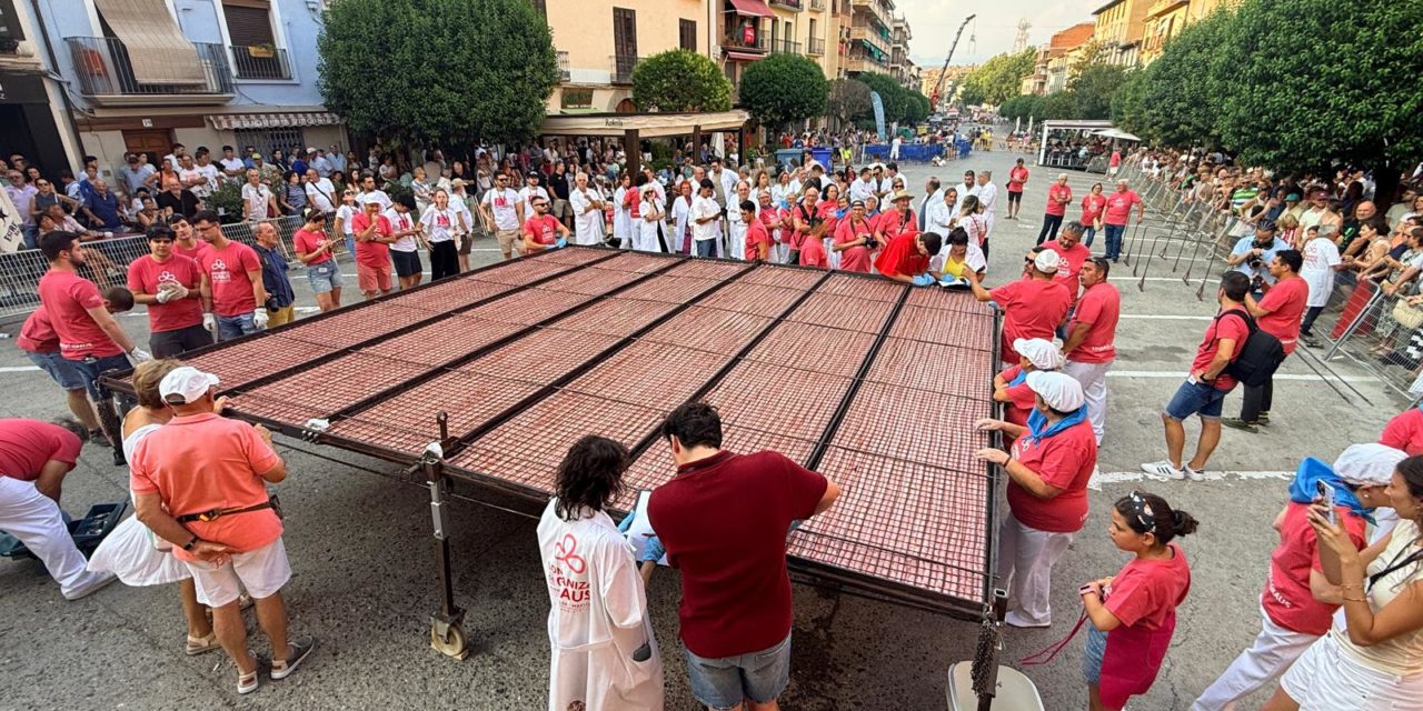 La Longaniza de Graus supera su récord Guinness y alcanza los 915,86 metros