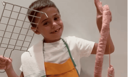 Rodrigo Cereza Lanau, seis años, se convierte en el primer Tastador Infantil de la historia de la Fiesta de la Longaniza de Graus