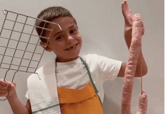 Rodrigo Cereza Lanau, seis años, se convierte en el primer Tastador Infantil de la historia de la Fiesta de la Longaniza de Graus