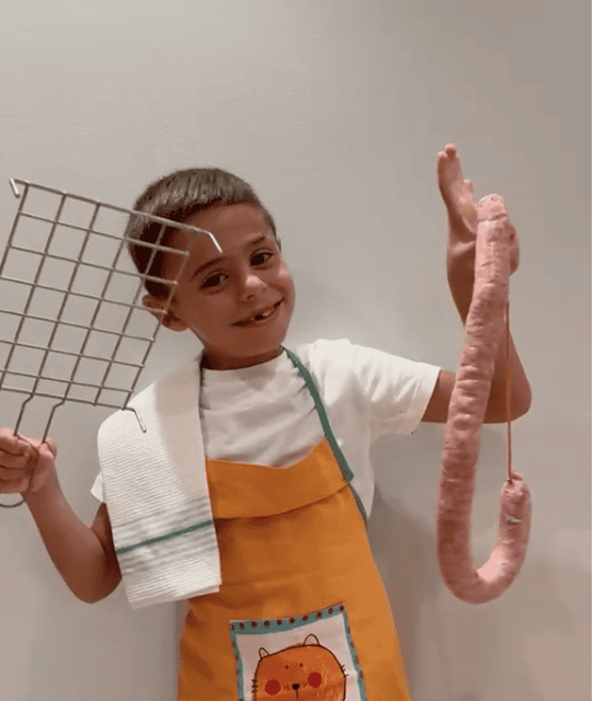 Rodrigo Cereza Lanau, seis años, se convierte en el primer Tastador Infantil de la historia de la Fiesta de la Longaniza de Graus