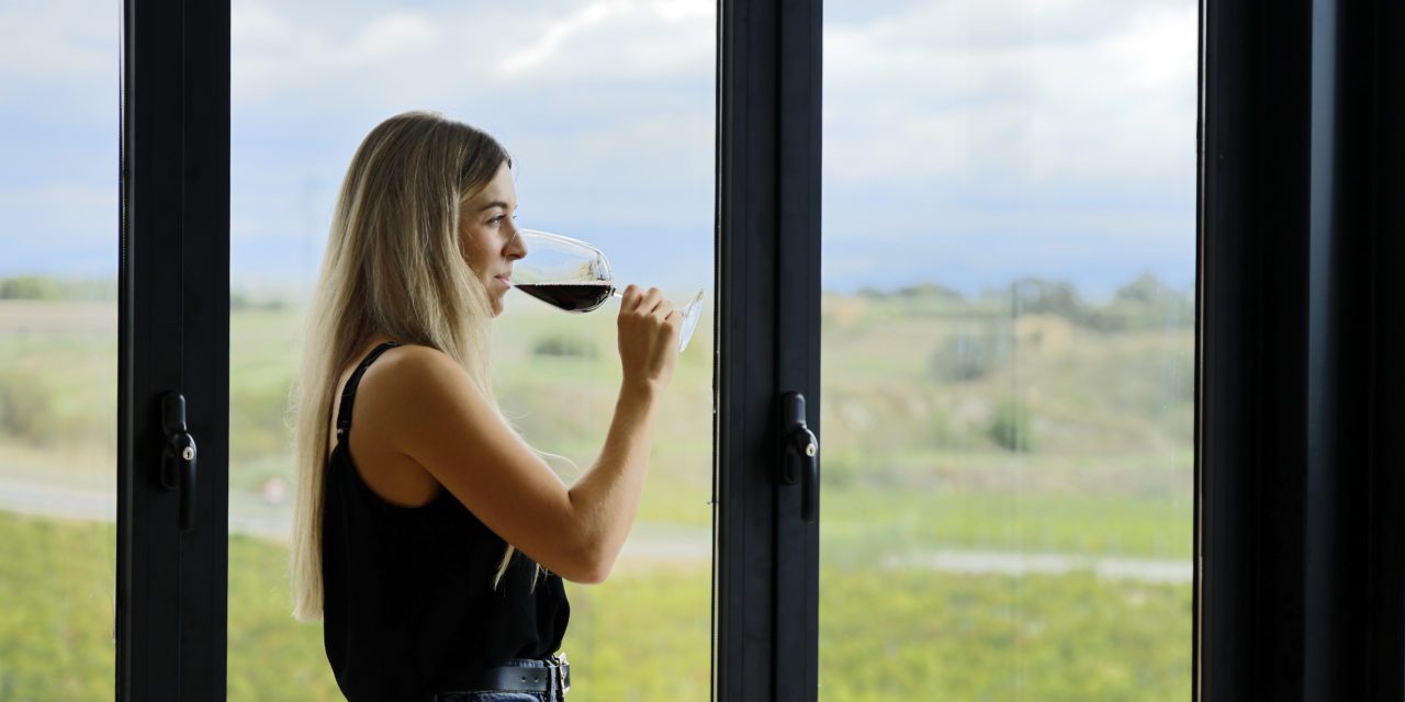 El Grillo y la Luna invita a descubrir todos sus vinos por copas este verano