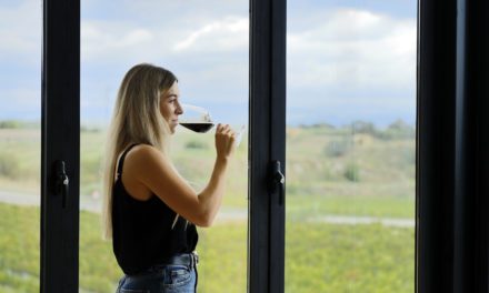 El Grillo y la Luna invita a descubrir todos sus vinos por copas este verano