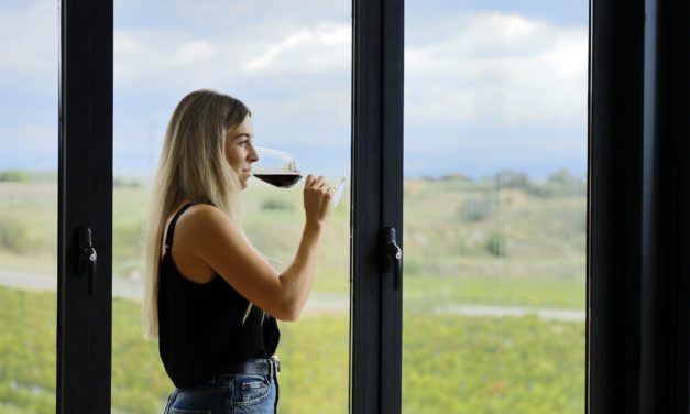 El Grillo y la Luna invita a descubrir todos sus vinos por copas este verano